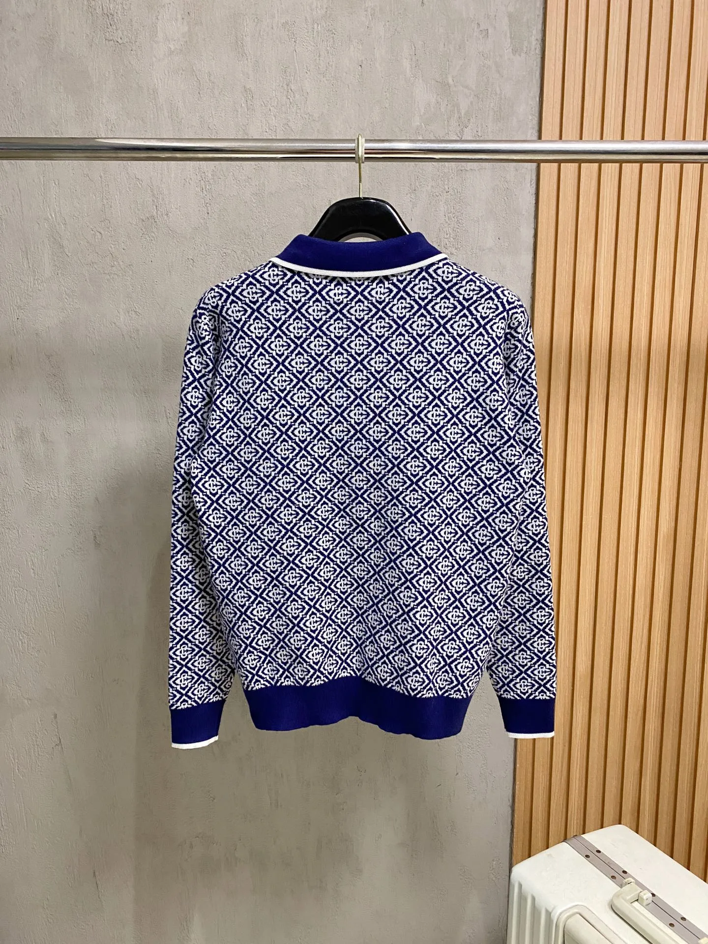 Casablanca men's rhombus jacquard long-sleeved Polo is the first choice for detail control. It adopts Navy Blue+White rhombus full-width jacquard technology. It is covered with brand geometric patterns. The texture is dense and three-dimensional, and the pattern is clear and full. It is not a simple print. It has a complete texture on the front and back, and it directly fills the retro atmosphere. With its own French Retro tone, taking into account both casualness and sophistication, this knitted Polo is a great addition to boys’ autumn and winter wardrobes. Sizes:M-3XL